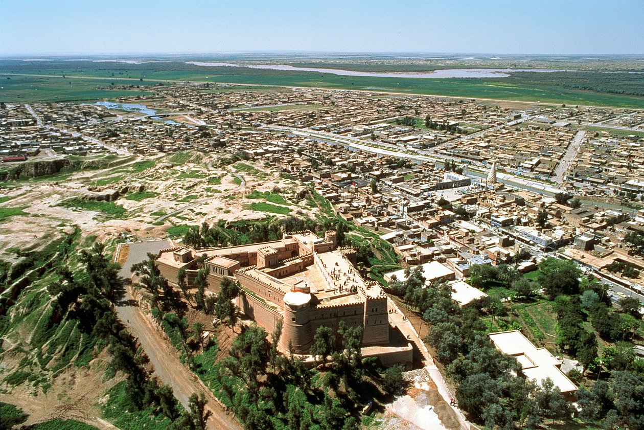 Luftfoto av byen, restaurert av Achaemenidene etter dens ødeleggelse av assyrerne i 640 f.Kr. av Achaemenid