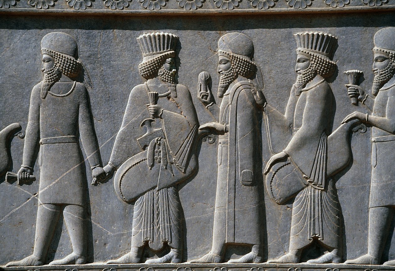 Detalj fra en prosesjonsfrise på østsiden av Apadana-palasset, Persepolis, Iran, ca. 518-465 f.Kr. (gråstein) av Achaemenid