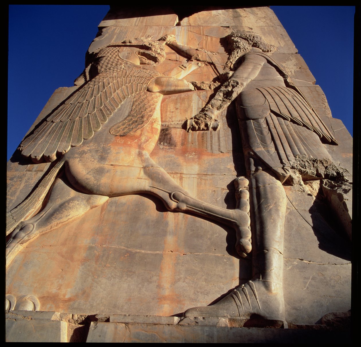 Idealisert heltekonge, antatt å være Xerxes (ca. 519-465 f.Kr.), Stabbing a Monster, detalj fra Xerxes' Throne Hall, ca. 480 f.Kr. (se 179110) av Achaemenid