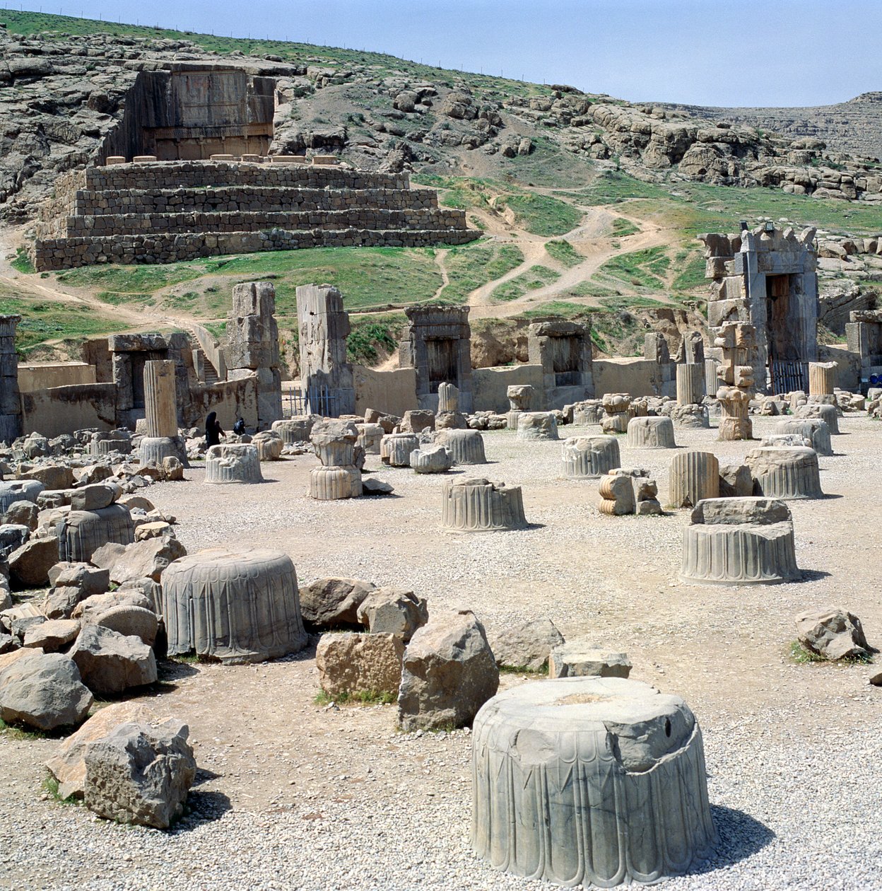 Hundresøylesal med graven til enten Artaxerxes II eller Artaxerxes III i bakgrunnen av Achaemenid