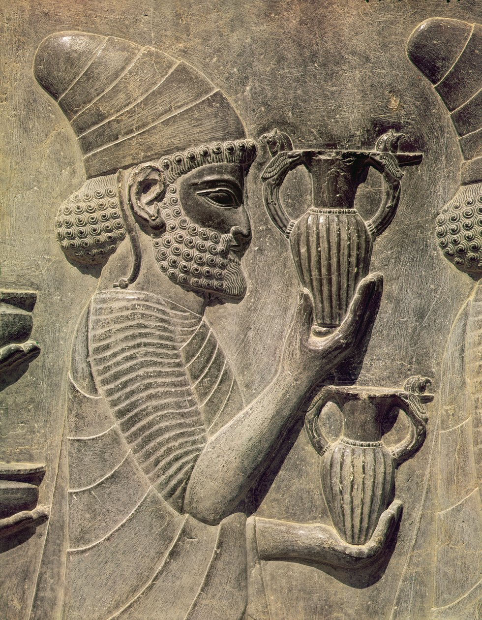 Fønikisk bærer to vaser som et tilbud, detalj av reliefffrisen på østtrappen til Apadana, Achaemenian periode, ca. 515 f.Kr. av Achaemenid