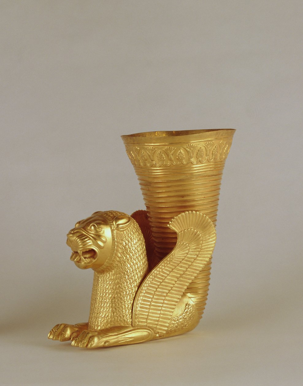 Rhyton i form av et sittende løvemonster, fra Hamadan, Iran (gull) av Achaemenid