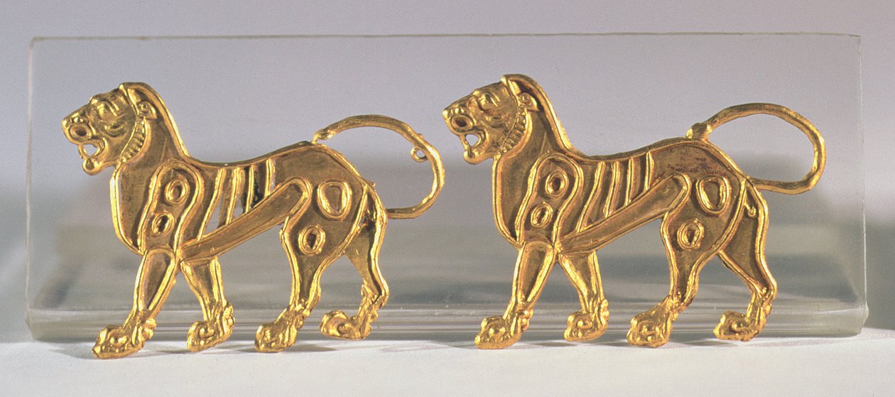 To løvesekvenser som ble sydd på seremonielle kapper, fra Hamadan, ca. 5.-4. århundre f.Kr. (gull) av Achaemenid