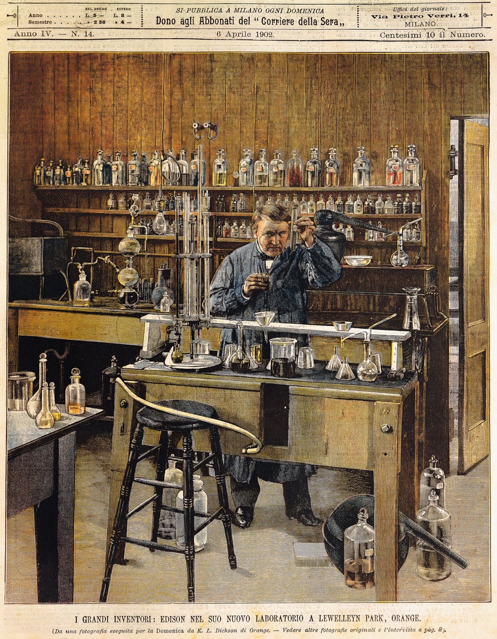Den amerikanske oppfinneren Thomas Ava Edison (1847-1931) i sitt nye laboratorium i Lewellein Park, Illustrasjon av Achille Beltrame (1871-1945), La Domenica del Corriere av Achille Beltrame