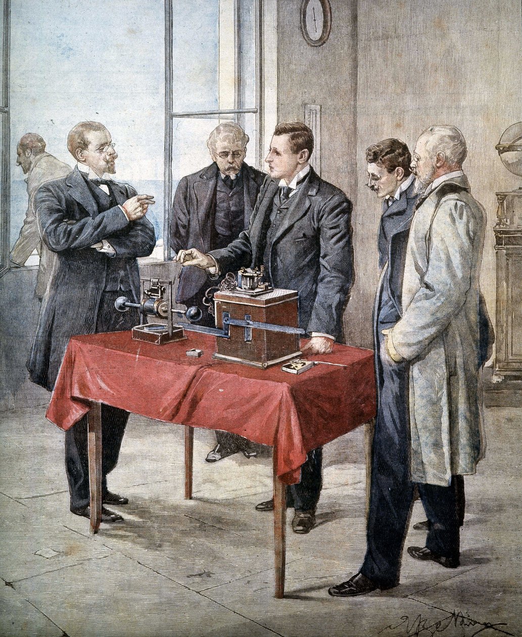 Erfaringene til Guglielmo Marconi (1874 - 1937) i 1899: Trådløs telegrafi over kanalen. Illustrasjon av Achille Beltrame i ""Domenica del Corriere"". av Achille Beltrame