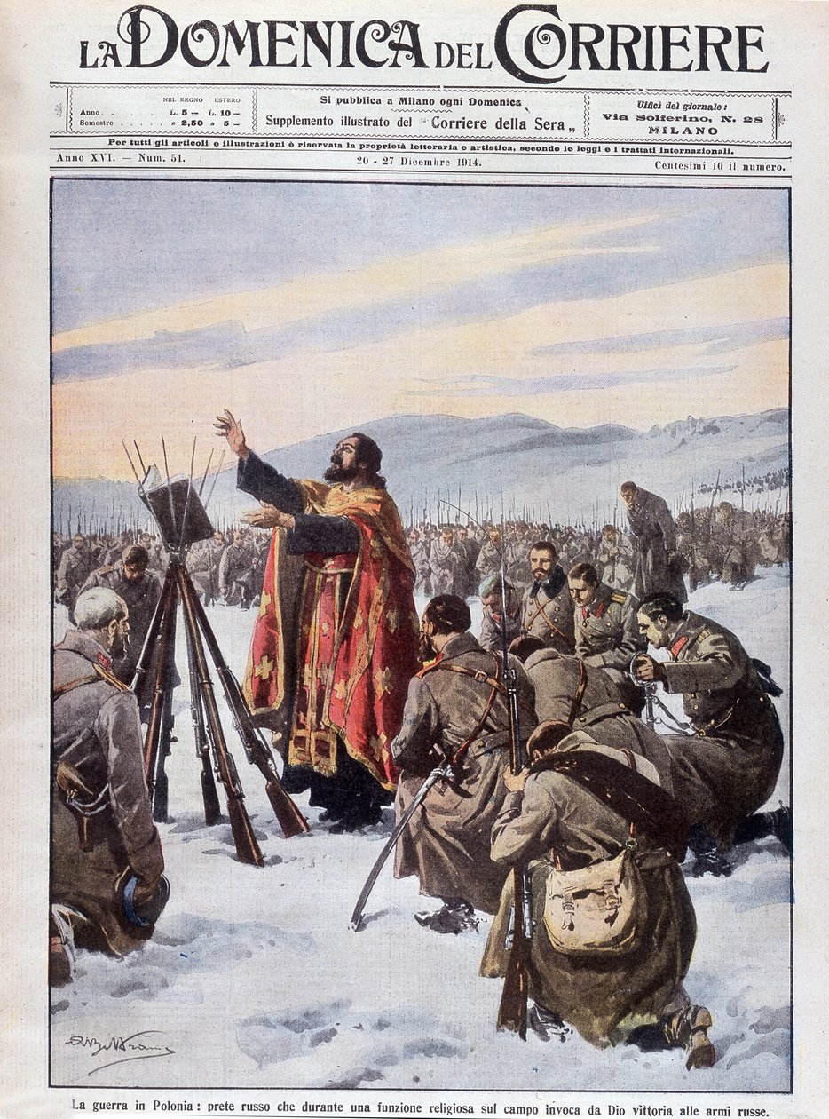 Krigen i Polen, en russisk prest som påkaller Gud for å hjelpe den russiske hæren, ved en messe på slagmarken. Forsiden av «La Domenica del Corriere» fra 20. til 27. desember 1914. av Achille Beltrame