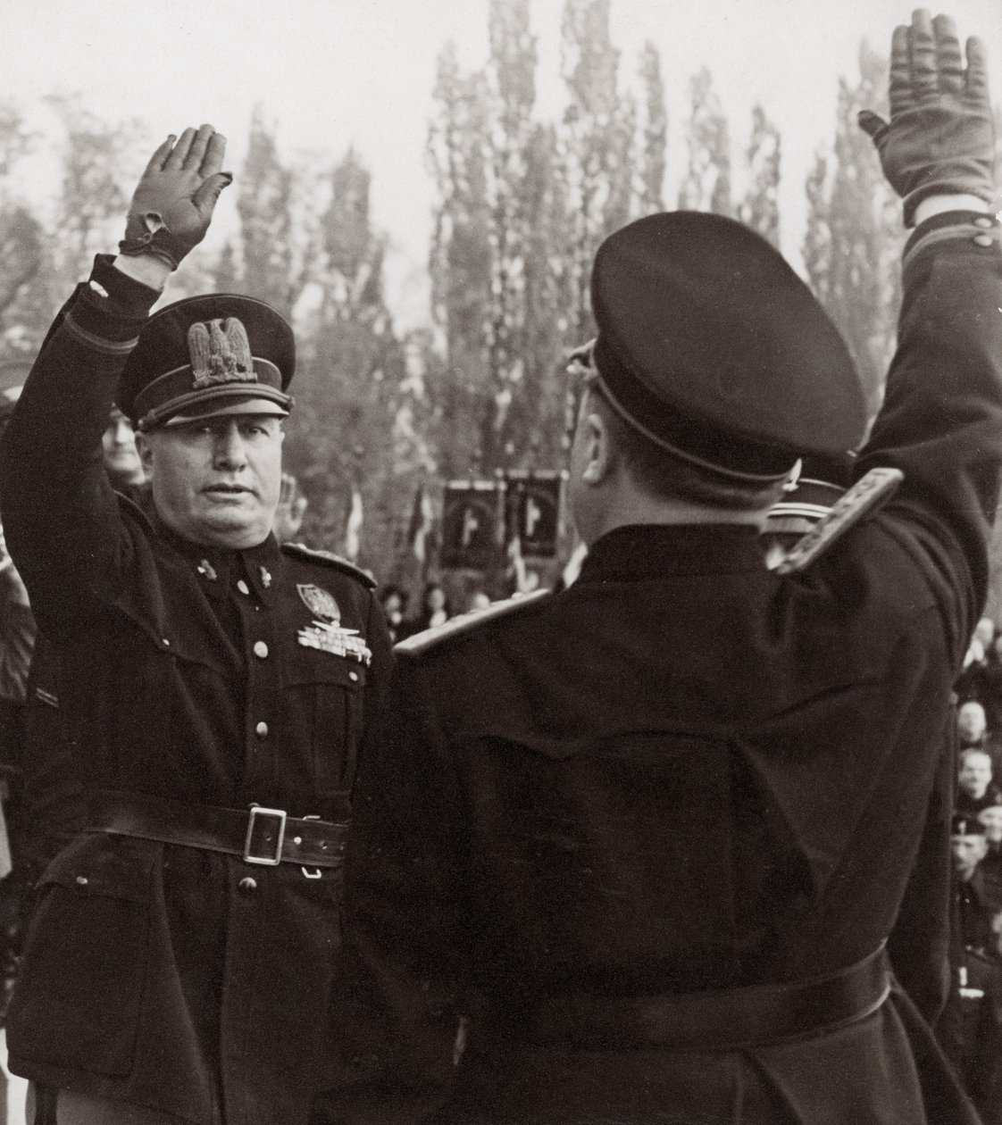 Benito Mussolini hedrer en fascistisk tjenestemann med en honnør (s/hvitt bilde) av Achille Villani