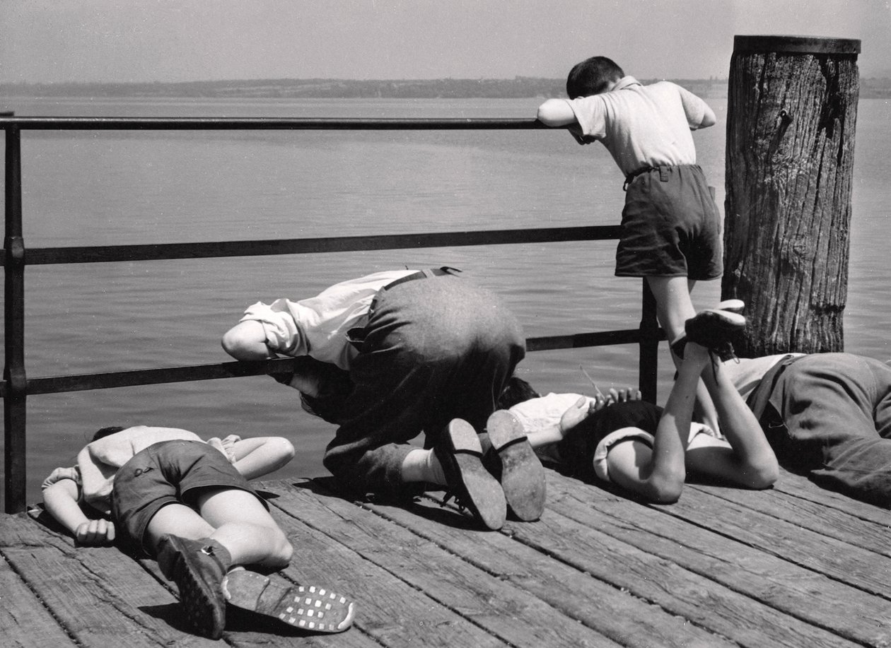 Busy With Fishing, Italia, ca. 1950-60 (gelatinsølvtrykk) av Achille Villani