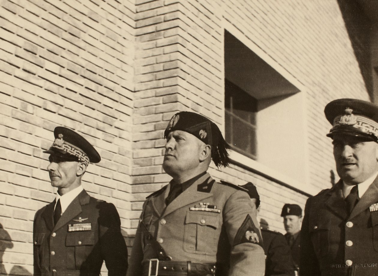 Innvielse av bygningene til Royal Airport "Fausto Pesci" i Bologna, konstruert av selskapet Mauro Toschi fu Ulisse, i nærvær av hertugen Benito Mussolini, 24/10/1936 (s/hv foto) av Achille Villani