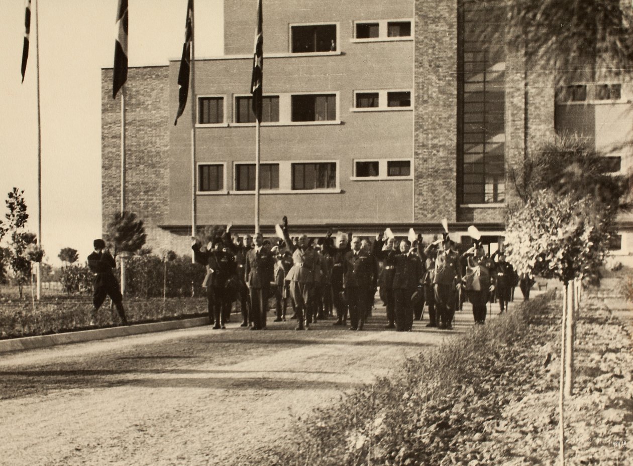 Innvielse av bygningene til Royal Airport "Fausto Pesci" i Bologna, konstruert av selskapet Mauro Toschi fu Ulisse, i nærvær av hertugen Benito Mussolini, 24/10/1936 (s/hv foto) av Achille Villani