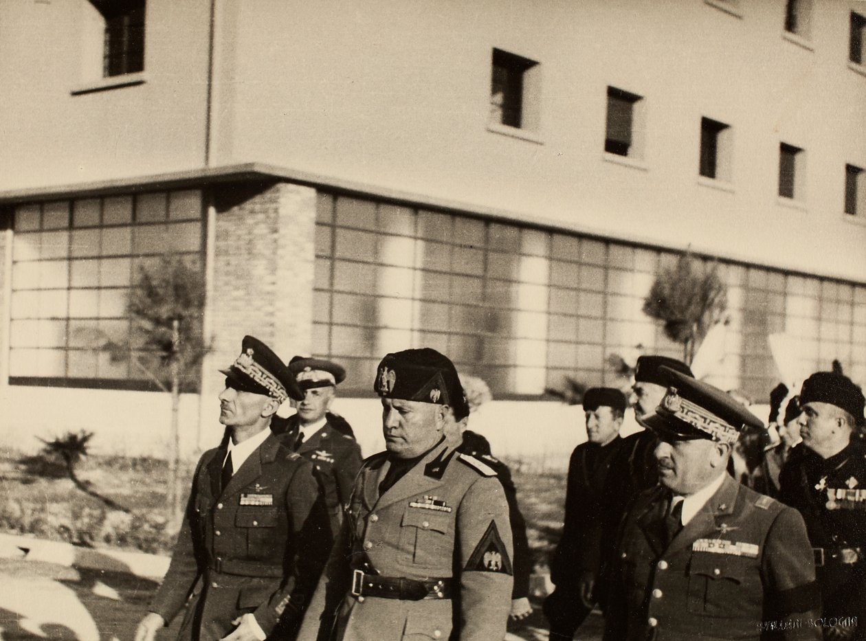 Innvielse av bygningene til Royal Airport "Fausto Pesci" i Bologna, konstruert av selskapet Mauro Toschi fu Ulisse, i nærvær av hertugen Benito Mussolini, 24/10/1936 (s/h foto) av Achille Villani