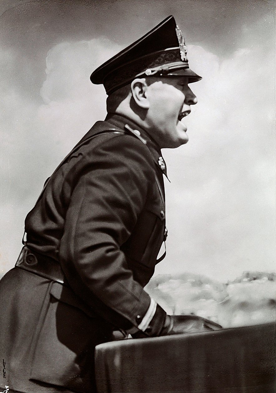 Mussolini holder en tale (s/hv-bilde) av Achille Villani