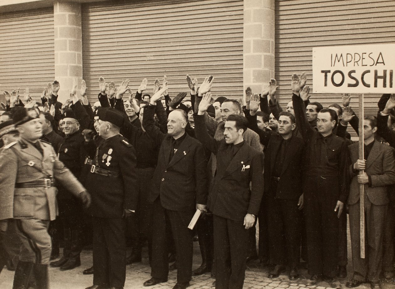 Byggearbeiderne til selskapet Mauro Toschi fu Ulisse, hilser hertugen Benito Mussolini under innvielsen av bygningene til Royal Airport "Fausto Fish" i Bologna, 24/10/1936 (s/hv-bilde) av Achille Villani