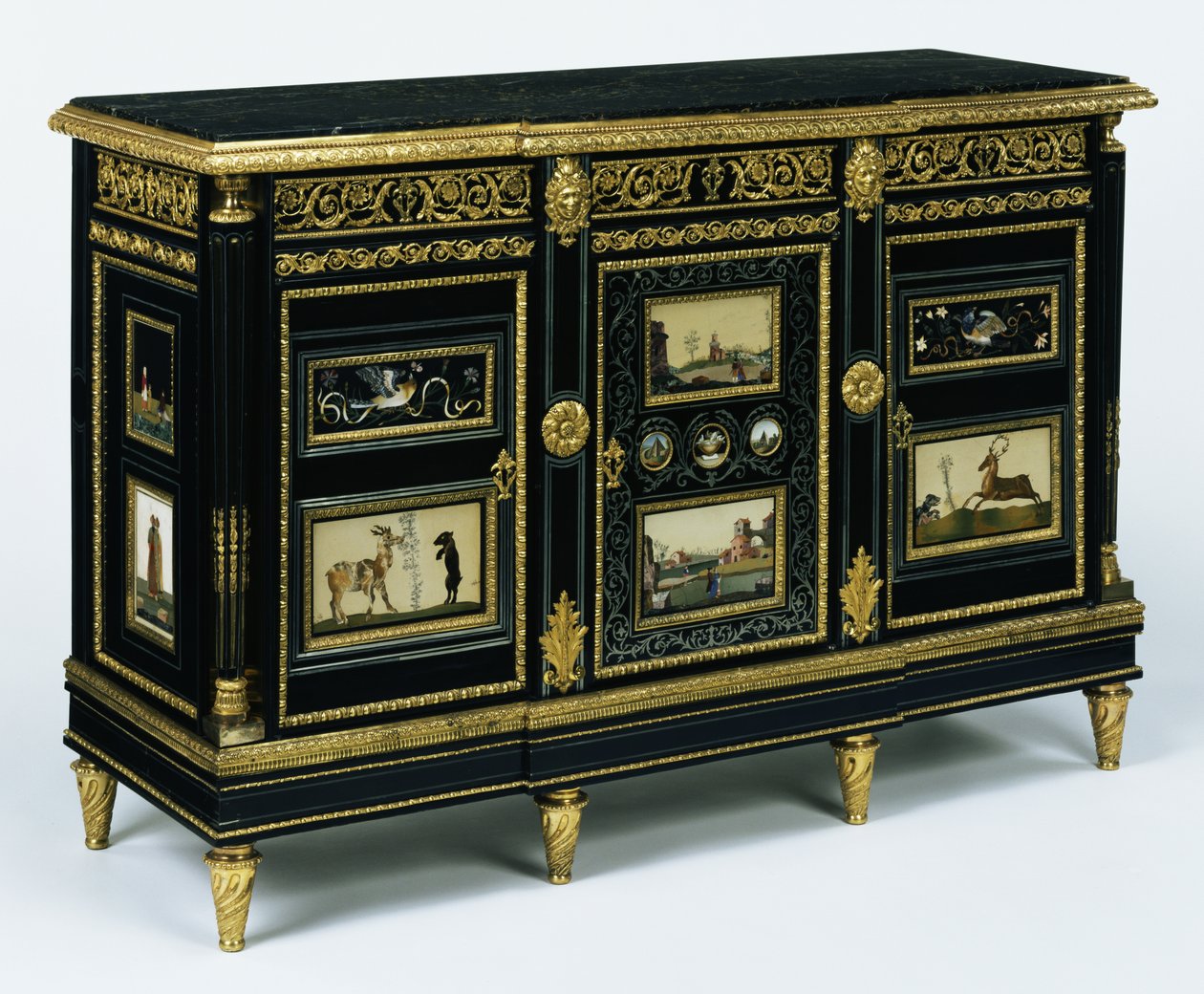 Ett av et par skap montert med pietra dura-plaketter fra slutten av 1600-tallet, ca. 1785 (eik, furu og bøk finert med ibenholt og mahogni) av Adam Weisweiler