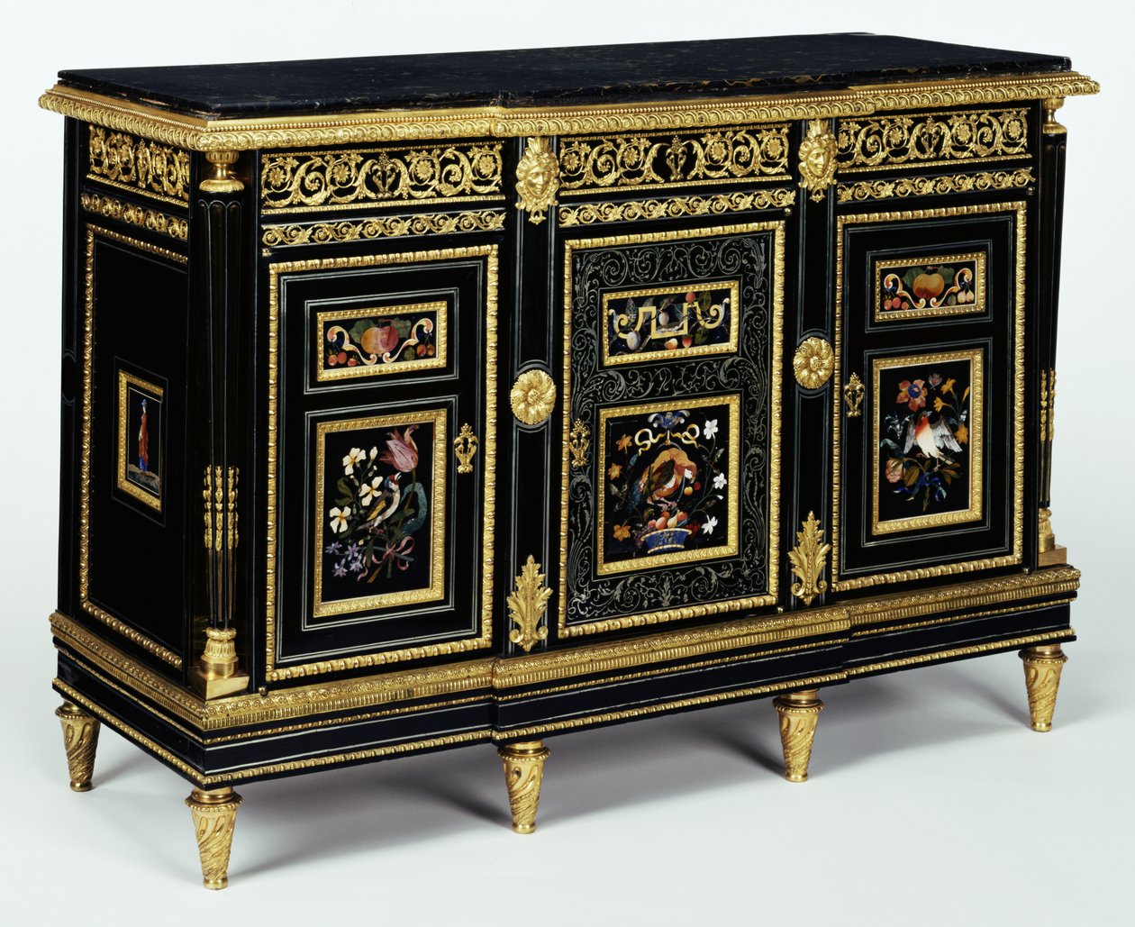 Ett av et par skap montert med pietra dura-plaketter fra slutten av 1600-tallet, ca. 1810 (eik, furu og bøk finert med ibenholt og mahogni) av Adam Weisweiler