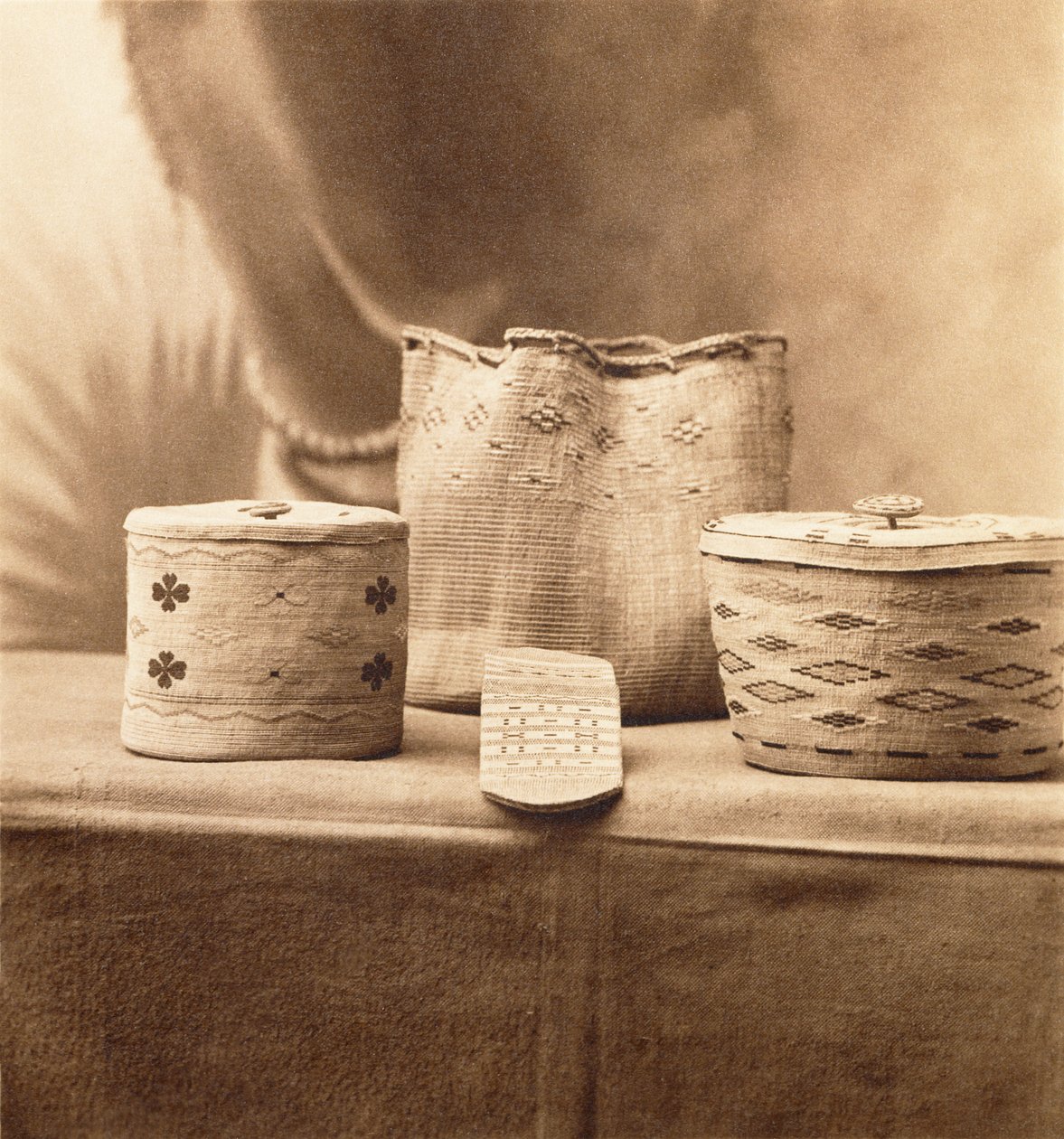 Native American Baskets av A.C. Vroman, ca. 1898 (platinatrykk) av Adam Clark Vroman