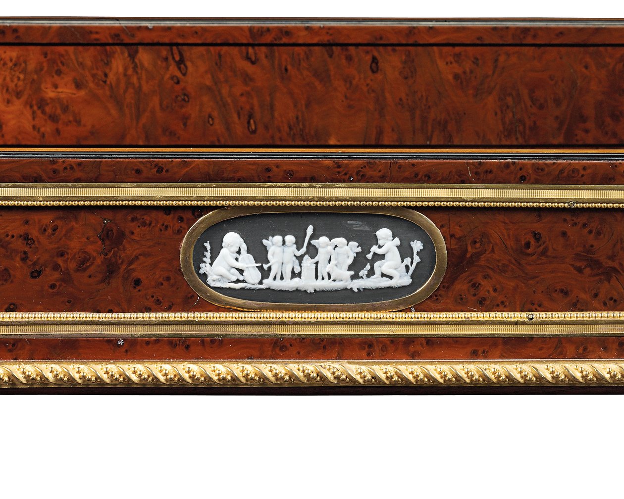 Sen Louis XVI ormolu og cameo-montert burr barlind tre og mahogni bord travailleuse (ormolu, barlind og mahogni) av Adam Weisweiler