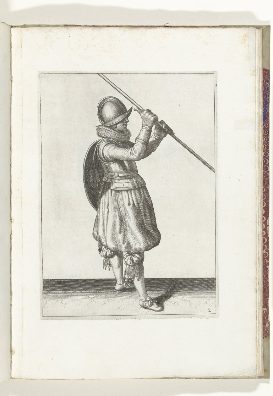 Skjold- og piggøvelsen: Soldaten med piggen vinklet i begge hender og skjoldet på ryggen (nr. 2), 1618 Nassausche Wapen-Handelinge, van Schilt, Spies, Rappier and the Targe: beyde figuerlick avbildet, og innrammet etter den nye orden [va av Adam van Breen