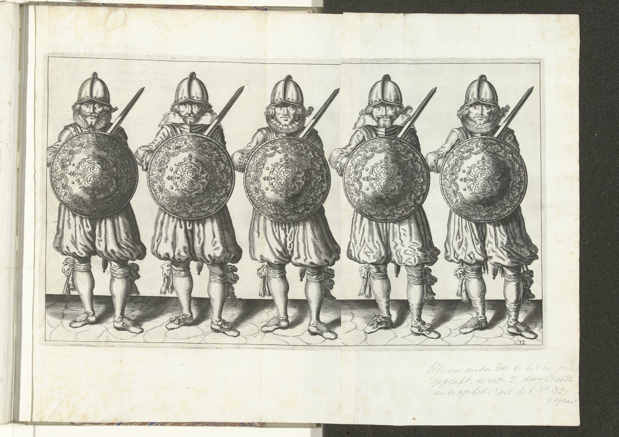 Skjold- og piggøvelsen: Fem soldater som står side om side på linje med rapieren i høyre hånd og skjoldet foran brystet (nr. 32), 1618 Nassausche Wapen-Handelinge, van Schilt, Spies, Rappier andde Targe: beyde figuerlick avbildet av Adam van Breen