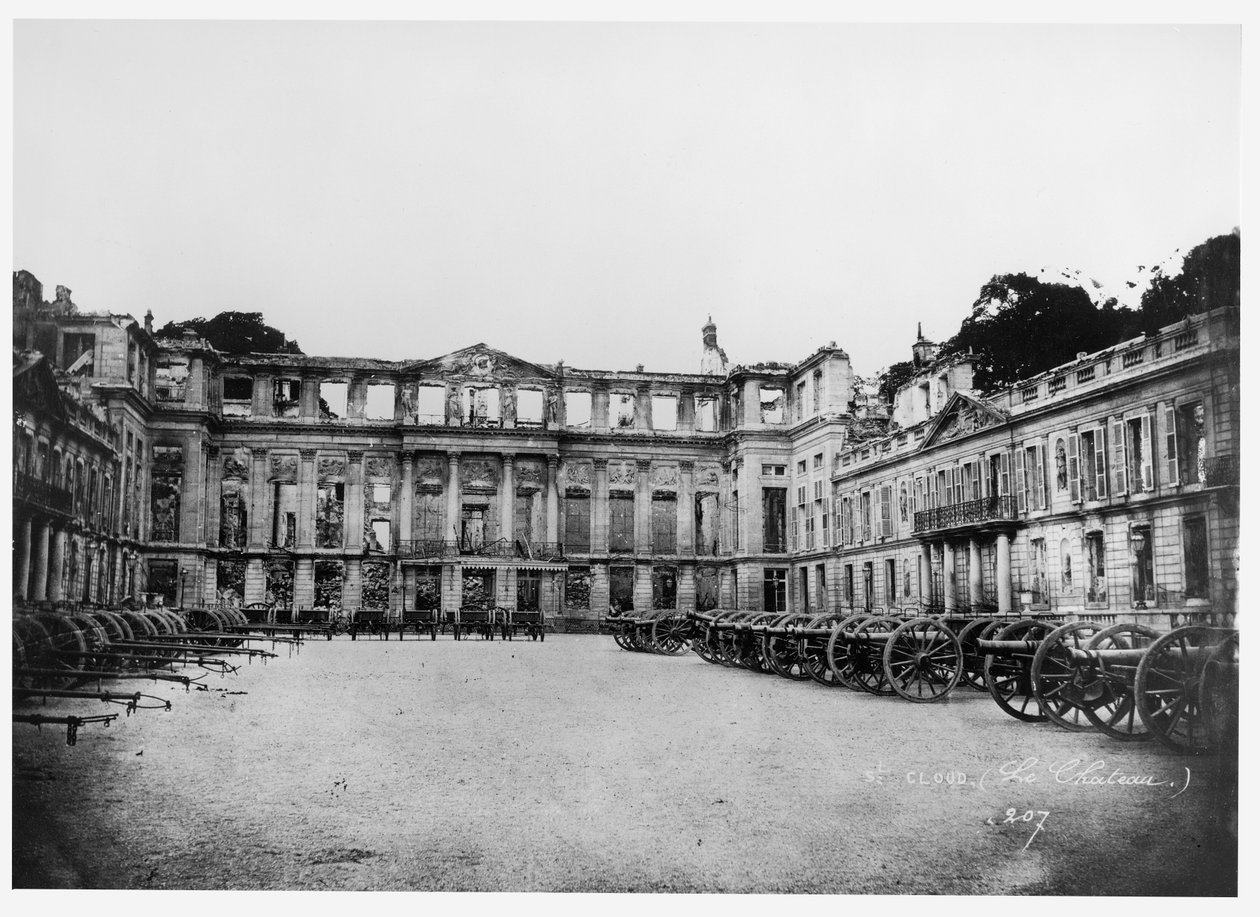 Kanoner i gårdsplassen til Chateau de Saint-Cloud, 1870-1881 av Adolphe Giraudon