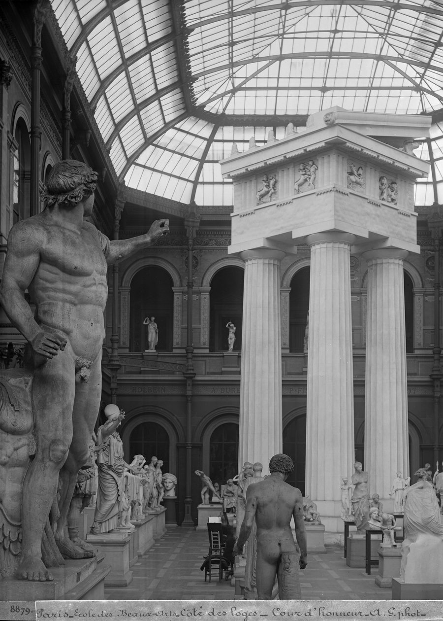 National School of Fine Arts, Palais des Etudes, glassgårdsplassen, ca. 1890-99 av Adolphe Giraudon