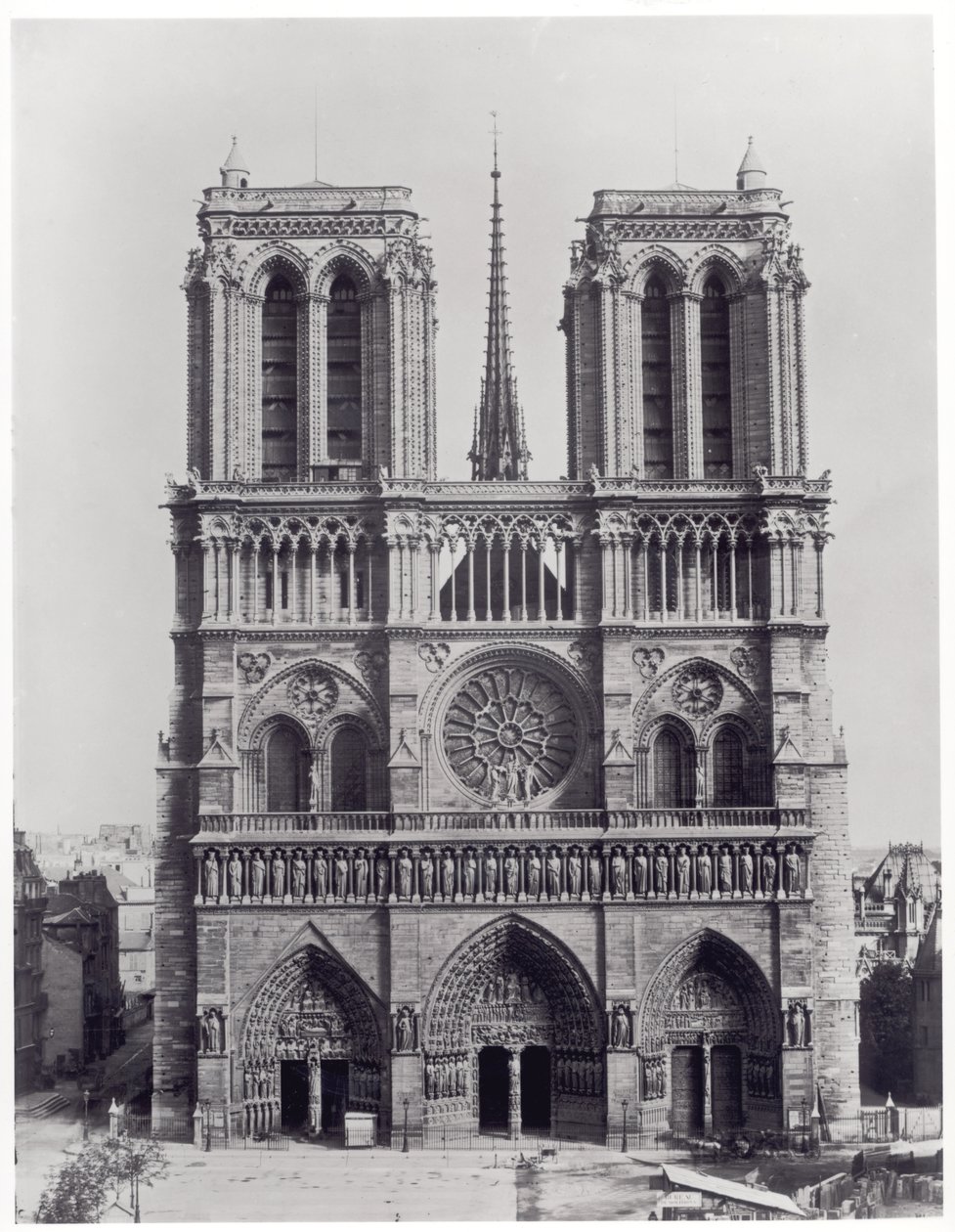 Fasade til Notre-Dame, Paris, sent på 1800-tallet av Adolphe Giraudon