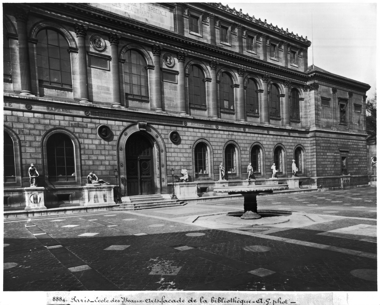 Fasade på biblioteket til Ecole Nationale Superieure des Beaux-Arts, Palais des Etudes, ca. 1890-99 av Adolphe Giraudon