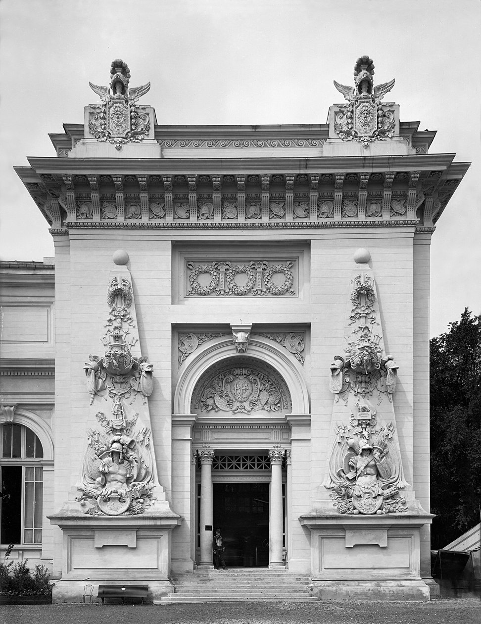 Porten til militærutstillingen på Verdensutstillingen, Paris, 1889 av Adolphe Giraudon