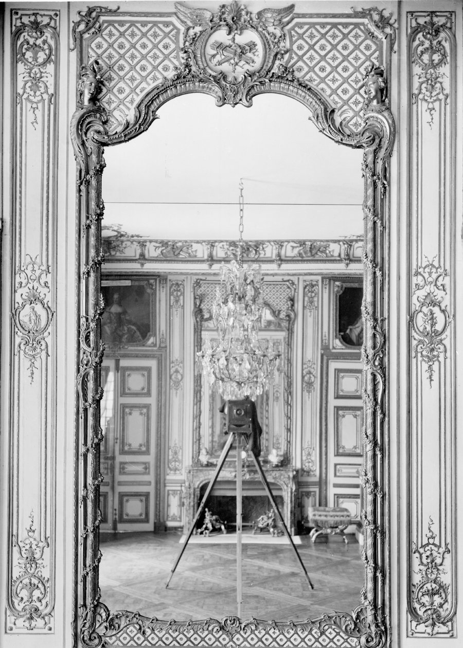 Fotografi av et speil ved Chateau de Versailles med refleksjon av Giraudons kamera, ca. 1890 av Adolphe Giraudon