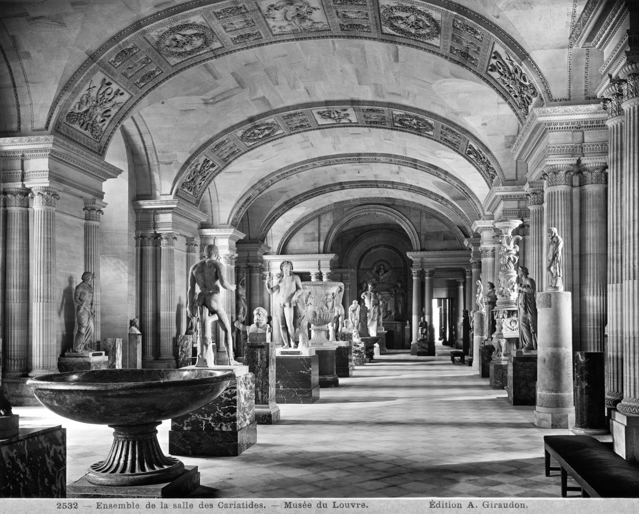 Utsikt over karyatidenes rom i Louvre-museet, ca. 1900-04 av Adolphe Giraudon