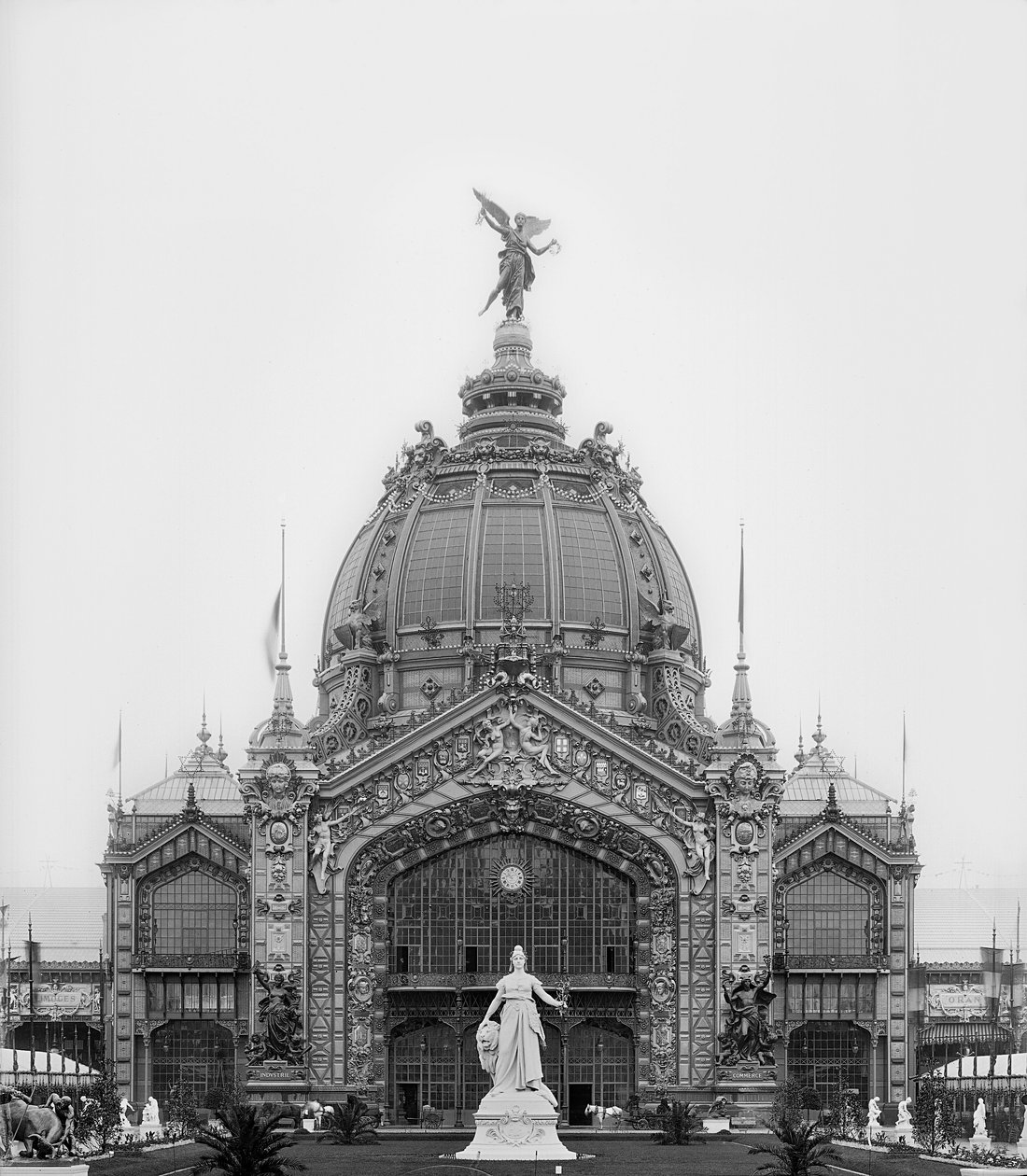 Utsikt over den sentrale kuppelen, universell utstilling, Paris, 1889 av Adolphe Giraudon