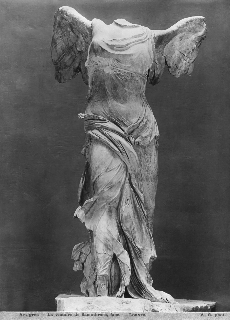 Utsikt over Samothrace-seieren i Louvre-museet, før 1902 (se også 326607-608, 346166-167) av Adolphe Giraudon