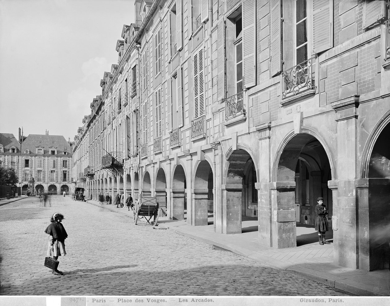 Utsikt over arkaden Place des Vosges, ca. 1890-99 av Adolphe Giraudon