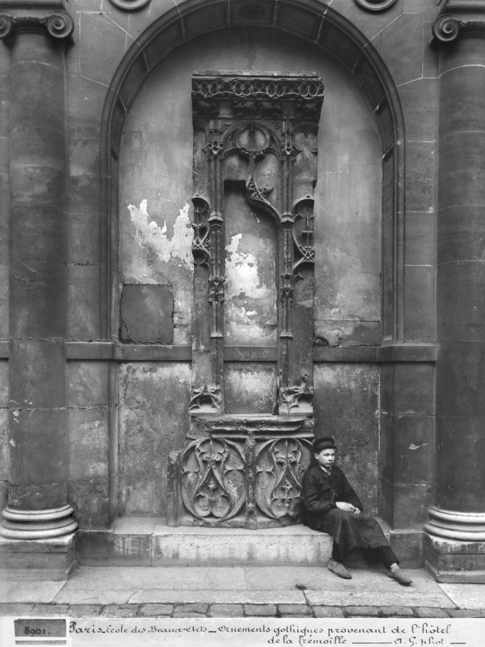 Ung gutt satt utenfor Ecole Nationale des Beaux-Arts, Paris, 1890-1900 av Adolphe Giraudon