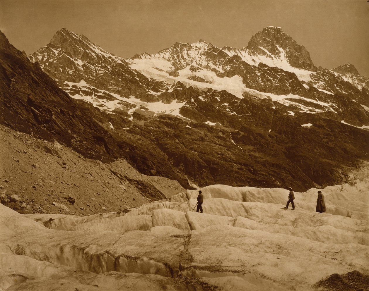 Alpint landskap, tre turgåere på en isbre, 1860-tallet (karbontrykk) av Adolphe Braun
