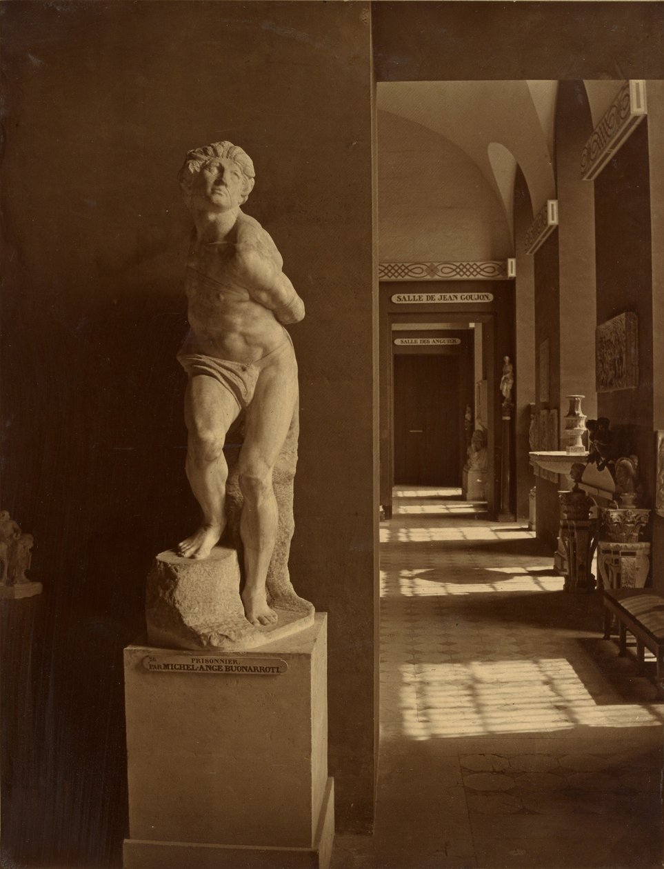 [«Den opprørske slaven» av Michelangelo, Musée du Louvre] av Adolphe Braun