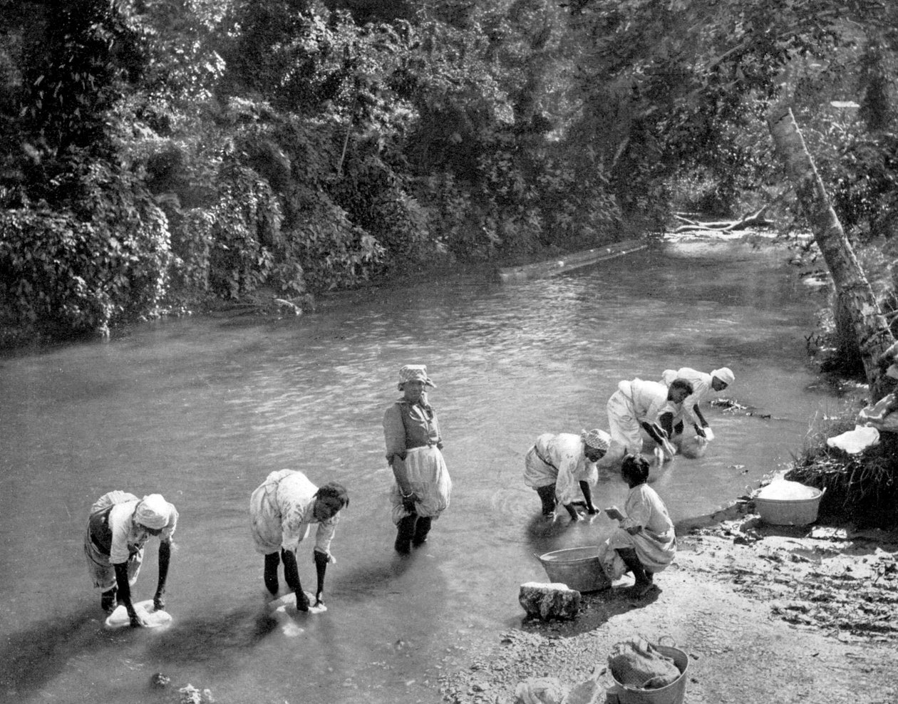 Kvinner som vasker klær i elven, Port Antonio, Jamaica, c1905 av Adolphe Duperly and Son
