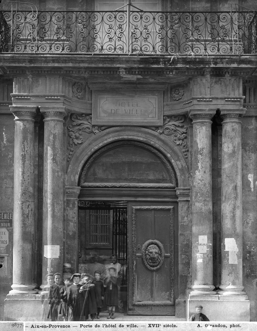 Gruppe skolegutter forlater Hotel de Ville, ca. 1890-99 av Adolphe Giraudon