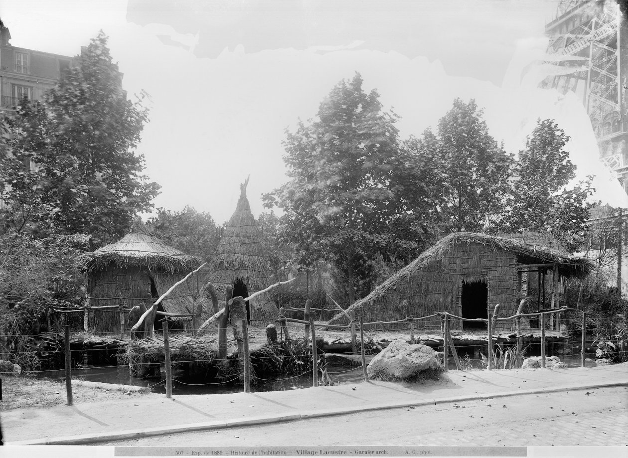 Landsby ved innsjøen på verdensutstillingen i 1889 i Paris, arkitekt Charles Garnier (1825-98) (bw-foto) av Adolphe Giraudon