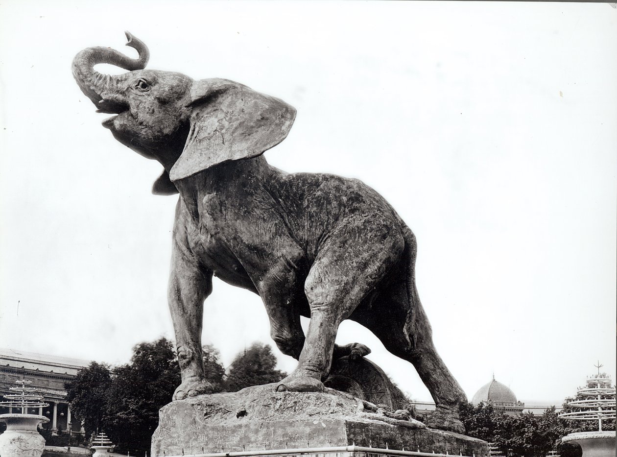 Ung elefant fanget i en felle (1878) av Emmanuel Fremiet (1824-1910) foran Trocadero-palasset, konstruert for den universelle utstillingen (1878), Paris, 1888 av Adolphe Giraudon