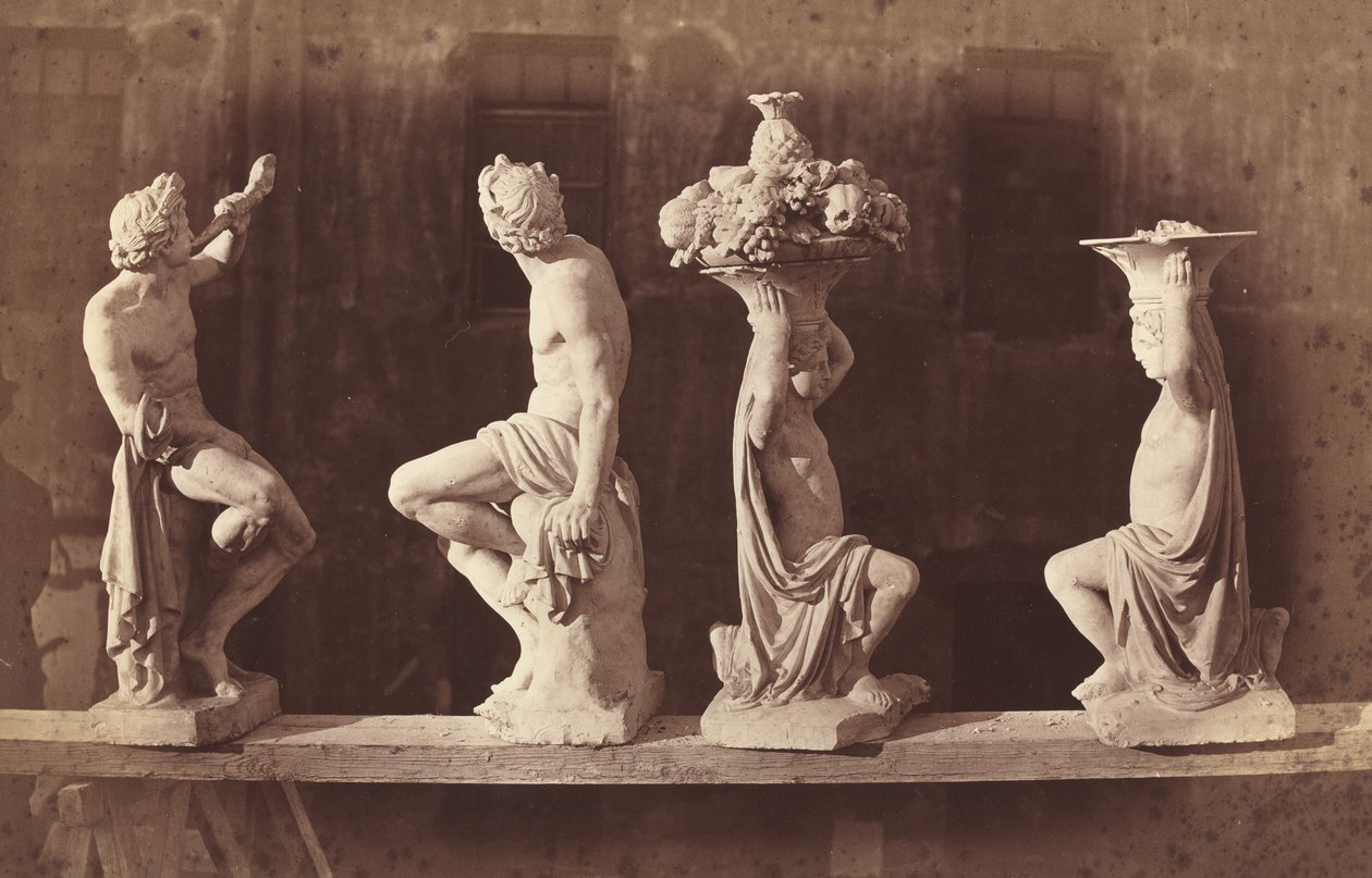 Fire statuer av Adolphe Terris