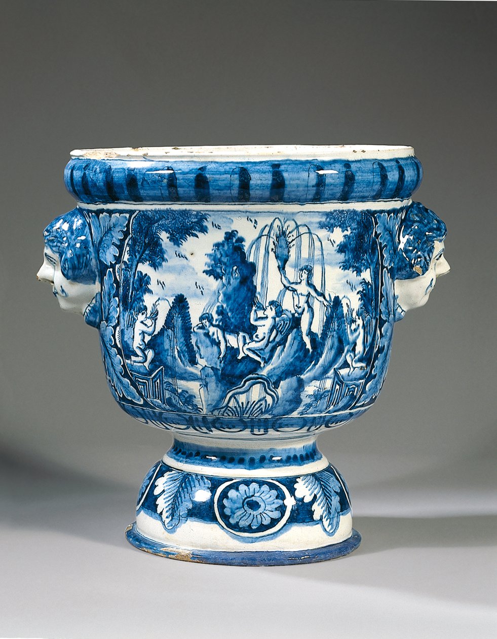 Delft blå og hvit toskaftet mytologisk pidestall hageurne av Adriaen (fl.1868 d.1701) (attr.to) Kocks