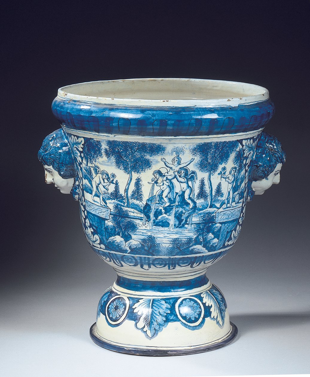 Stor Delft blå og hvit mytologisk hageurne i barokkstil, ca. 1700 (keramikk) av Adriaen (fl.1868 d.1701) (attr.to) Kocks
