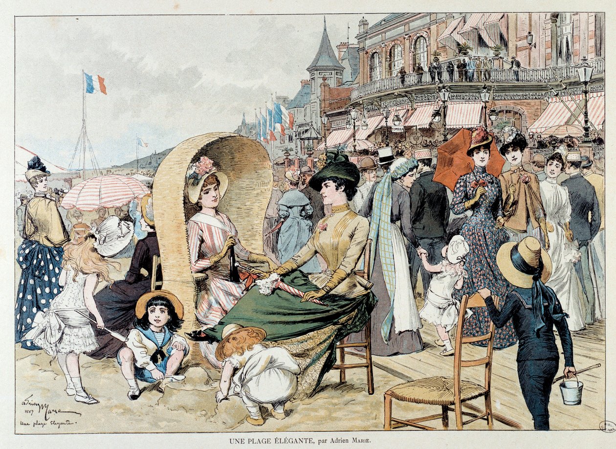 En elegant strand. Sjarmerende damer med barna sine blant et publikum som underholder på en strand i Frankrike. Gravering av Adrien Marie av Adrien Emmanuel Marie