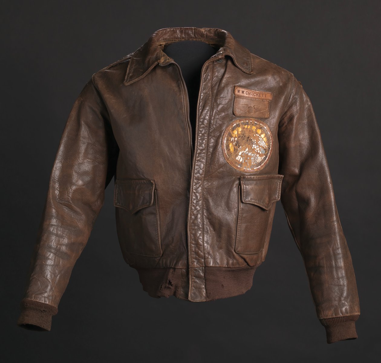 Tuskegee Airman flyjakke båret av oberstløytnant Woodrow W. Crockett, 1942. av Aero Leather Clothing Co.