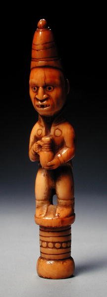 Figur i europeisk kjole som holder en tysk steintøymugge, Kongo, tidlig på 1800-tallet (elfenben) av African