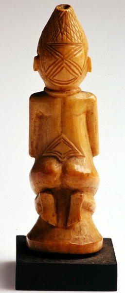 Knelende kvinne, Kongo (elfenben) (se også 225802 og 225803) av African