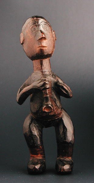 Stående figur av en europeisk mann som holder en pipe, Sørøst-Afrika, sent på 1800-tallet (tre) av African
