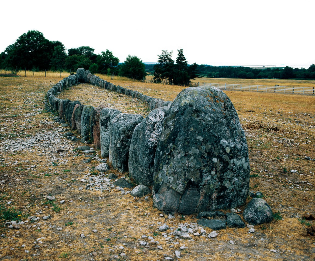 Justering av steiner i form av et skip, forhistorisk grav til Gannarve. Bronsealderen. Dim 5x29 m Visby, Sverige av Age Bronze