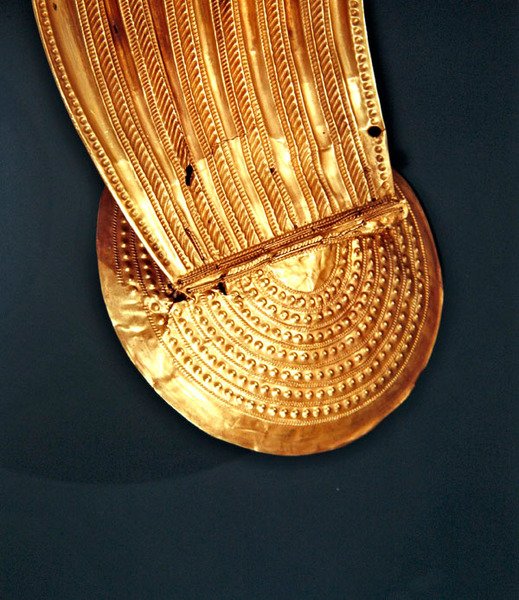 Collar, Ardcrony, County Tipperary, sen bronsealder, 800–700 f.Kr. (gull) (detalj) (se også 390400) av Age Bronze